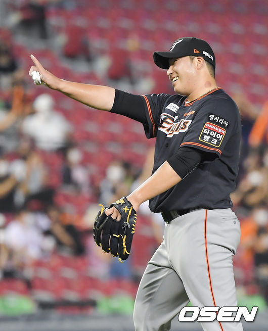 2일 오후 서울 잠실구장에서 ‘2021 신한은행 SOL KBO리그’ LG 트윈스와 한화 이글스의 경기가 진행됐다.5회말 실점 위기를 벗어난 한화 선발투수 김민우가 최재훈 포수를 향해 손짓하고 있다. 21.07.02 / soul1014@osen.co.kr