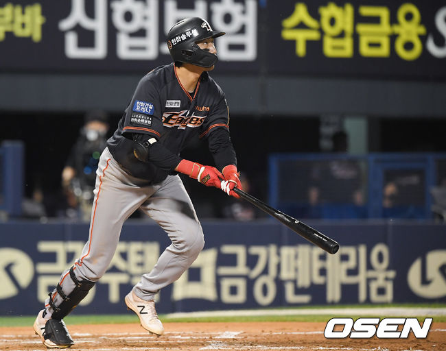 2일 오후 서울 잠실구장에서 ‘2021 신한은행 SOL KBO리그’ LG 트윈스와 한화 이글스의 경기가 진행됐다.7회초 1사 만루 한화 정진호가 희생플라이를 날리고 있다. 21.07.02 / soul1014@osen.co.kr