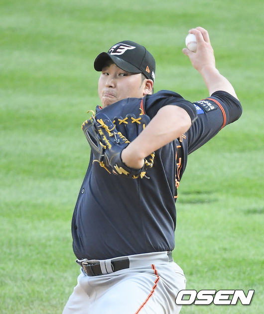 2일 오후 서울 잠실구장에서 ‘2021 신한은행 SOL KBO리그’ LG 트윈스와 한화 이글스의 경기가 진행됐다.1회말 한화 선발투수 김민우가 역투하고 있다. 21.07.02 / soul1014@osen.co.kr