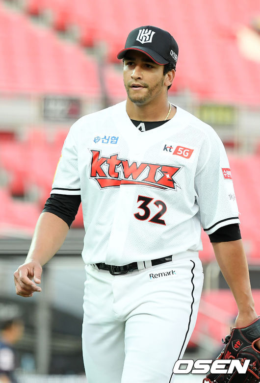1회초를 마친 KT 선발 쿠에바스가 아쉬워하며 덕아웃으로 향하고 있다. /rumi@osen.co.kr