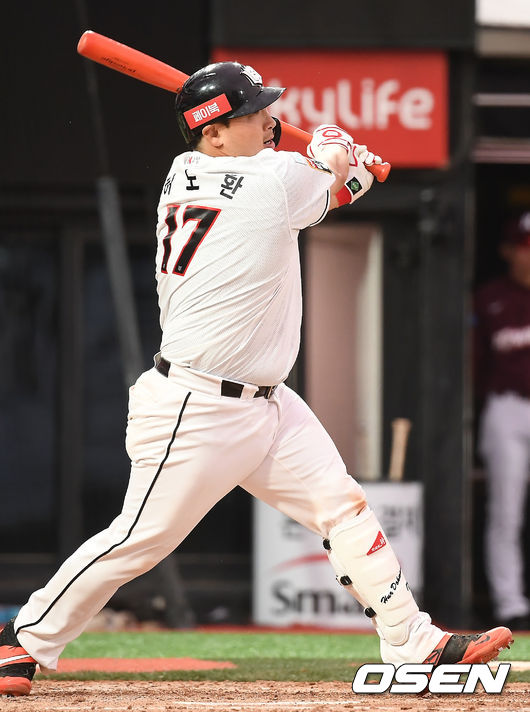 3일 오후 수원 KT위즈파크에서 '2020 신한은행 SOL KBO리그' KT 위즈와 키움 히어로즈의 경기가 열렸다.2회말 2사 1루 KT 허도환이 안타를 때려내고 있다. /youngrae@osen.co.kr