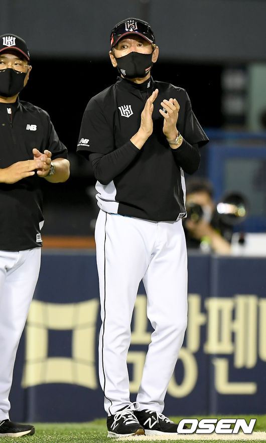 KT가 연승을 6까지 늘리며 선두를 굳건히 유지했다.KT 위즈는 1일 서울 잠실구장에서 열린 2021 신한은행 SOL KBO리그 LG 트윈스와의 시즌 7차전에서 6-1로 승리했다.승리가 확정된 순간 KT 이강철 감독이 기뻐하고 있다. 2021.07.01 /ksl0919@osen.co.kr