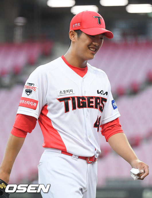 KIA 선발투수 이의리가 미소 지으며 더그아웃으로 들어가고 있다 . 21.06.16 / soul1014@osen.co.kr