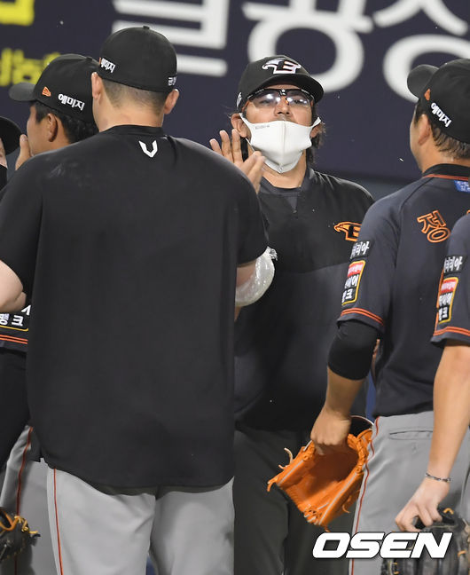 경기종료 후 한화 수베로 감독이 승리투수가 된 김민우와 하이파이브를 하고 있다.  21.07.02 / soul1014@osen.co.kr