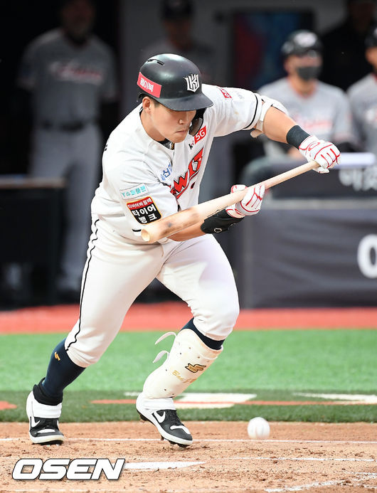 2회말 무사 주자 1,2루 KT 배정대가 희생번트에 성공하고 있다. /rumi@osen.co.kr 