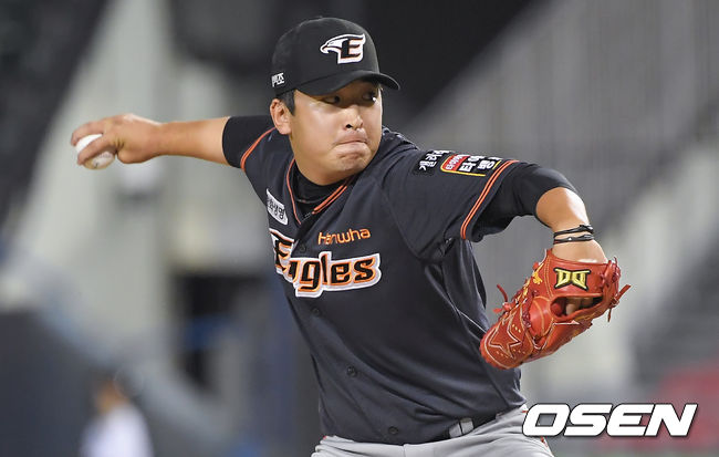 2일 오후 서울 잠실구장에서 ‘2021 신한은행 SOL KBO리그’ LG 트윈스와 한화 이글스의 경기가 진행됐다.8회말 한화 두번째 투수 강재민이 역투하고 있다.  21.07.02 / soul1014@osen.co.kr