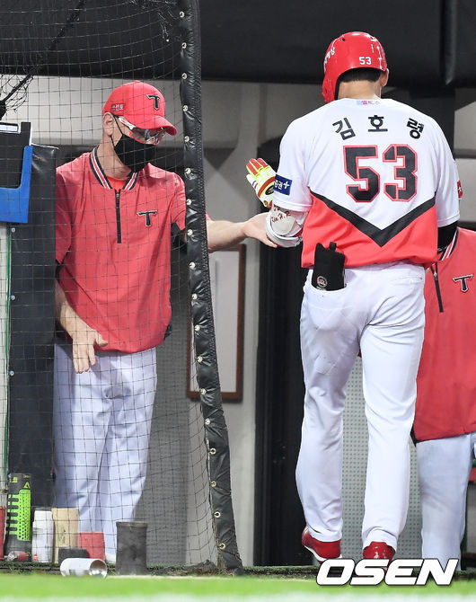 5회말 KIA 선두타자 김호령이 좌월 솔로 홈런을 날린 후 덕아웃에서 맷 윌리엄스 감독과 하이파이브를 하고 있다. 2021.06.29 /
