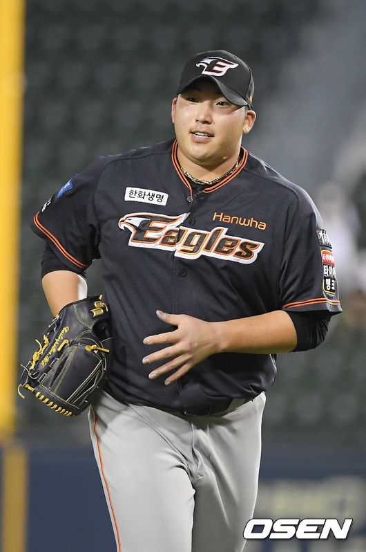 2일 오후 서울 잠실구장에서 ‘2021 신한은행 SOL KBO리그’ LG 트윈스와 한화 이글스의 경기가 진행됐다.8회초 1사 한화 선발투수 김민우가 교체되고 있다. 김민우는 이날 7.1이닝 무실점 기록했다. 21.07.02 / soul1014@osen.co.kr