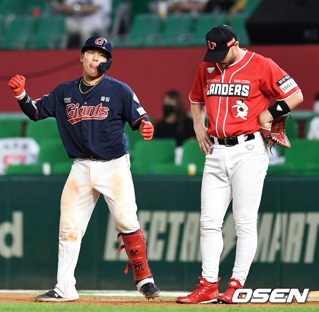 연장 10회초 2사 1, 3루 상황 롯데 지시완이 역전 1타점 적시타를 날리고 1루에 안착해 기뻐하고 있다. 2021.07.02 / dreamer@osen.co.kr