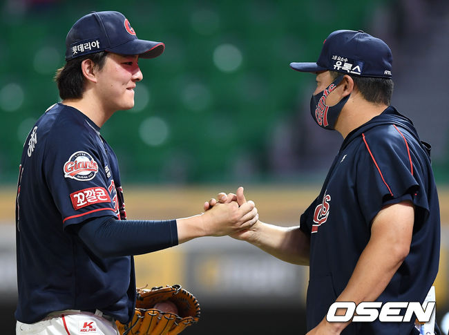 롯데는 2일 인천SSG랜더스필드에서 열린 ‘2021 신한은행 SOL KBO리그’ SSG 랜더스와 시즌 5차전에서 6-5 승리를 거뒀다. 연장 10회 접전 끝에 지시완이 찬스를 놓치지 않았다.경기를 마무리지며 승리 투수가 된 롯데 김원중과 최현 감독대행이 인사를 나누고 있다. 2021.07.02 / dreamer@osen.co.kr