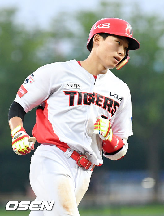 1일 오후 광주 KIA 챔피언스필드에서 ‘2021 신한은행 SOL KBO리그’ KIA 타이거즈와 NC 다이노스의 경기가 열렸다. 4회말 무사 주자 1루 KIA 김호령이 좌월 투런 홈런을 날린 후 그라운드를 돌고 있다. 2021.07.01 / rumi@osen.co.kr