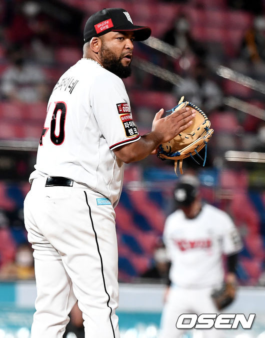 5회초 1사 주자없는 상황 두산 허경민을 내야 땅볼로 이끈 KT 선발 데스파이네가 야수들의 수비에 박수를 보내고 있다. / dreamer@osen.co.kr