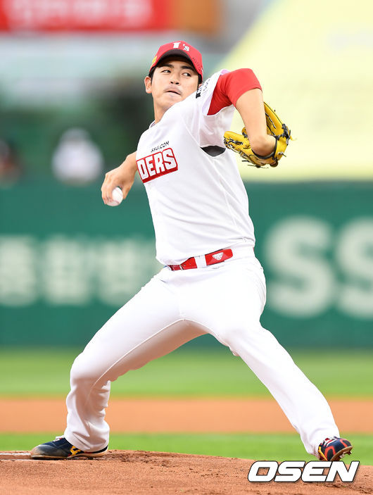 22일 오후 인천 SSG 랜더스필드에서 ’2021 신한은행 SOL KBO 리그' SSG 랜더스와 LG 트윈스의 경기가 열렸다.1회초 무사에서 SSG 선발투수 이태양이 역투하고 있다. 2021.06.22 /sunday@osen.co.kr