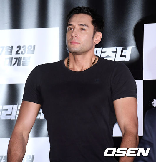16일 오후 서울 용산구 CGV용산아이파크몰에서 영화 ‘프리즈너' 언론배급시사회가 열렸다.배우 줄리엔 강이 착석하고 있다. /cej@osen.co.kr