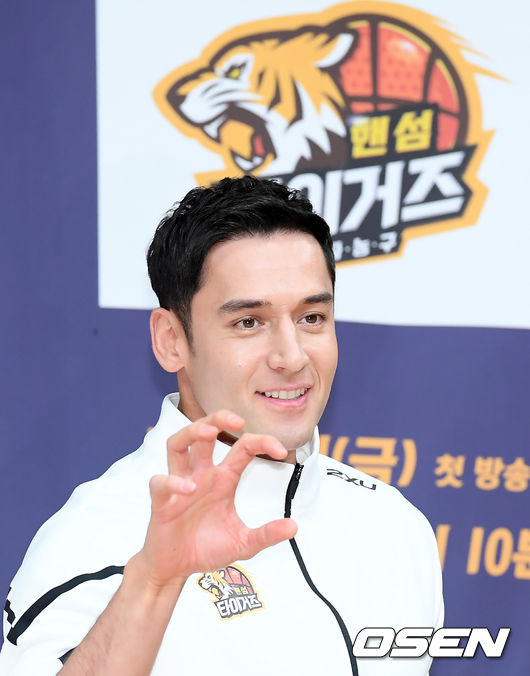 9일 오후 서울 양천구 목동 SBS 에서 SBS 새 예능 ‘진짜 농구, 핸섬타이거즈’ 제작발표회가 열렸다.모델 줄리엔 강이 포즈를 취하고 있다. /cej@osen.co.kr