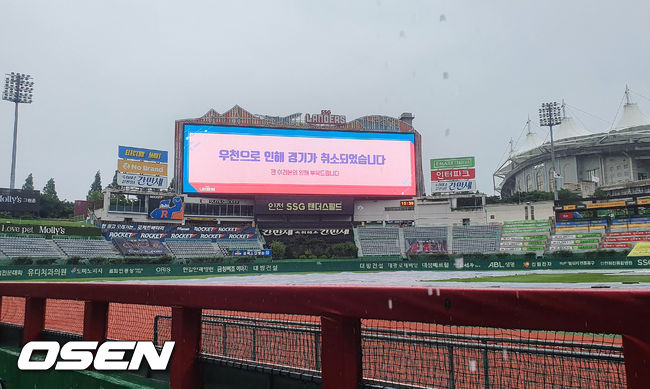 비가 쏟아지는 인천SSG랜더스필드에서 우천 취소를 알리는 전광판이 떠있다. 21.07.03 /rumi@osen.co.kr