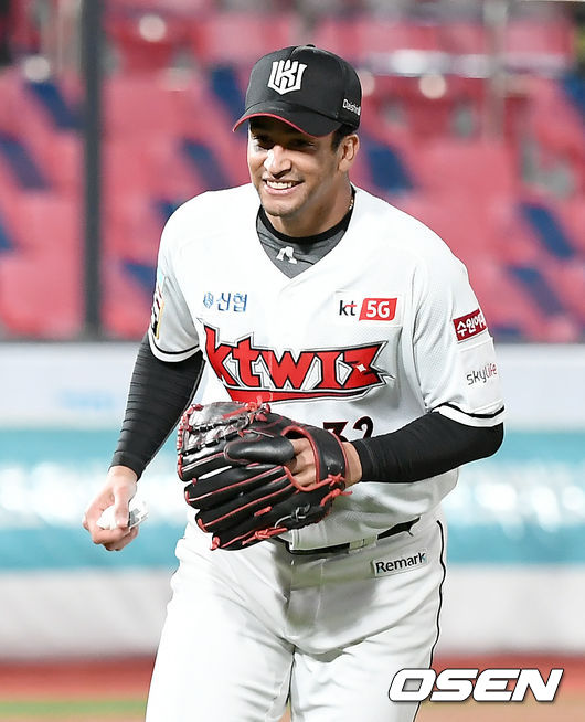 17일 오후 수원 KT위즈파크에서 ‘2020 신한은행 SOL KBO 리그’ KT 위즈와  두산 베어스의 경기가 열렸다.6회초 종료 후 6이닝 무실점을 기록한 KT 선발 쿠에바스가 미소와 함께 더그아웃으로 이동하고 있다./ksl0919@osne.co.kr
