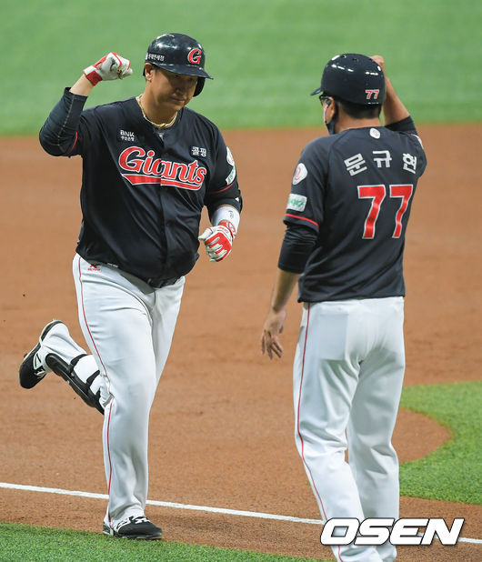 1회초 2사 만루 롯데 이대호가 선취 만루홈런을 날린뒤 베이스를 돌고 있다. 21.06.30 / soul1014@osen.co.kr