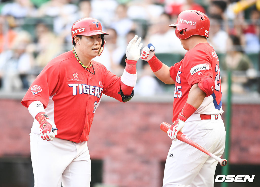 4일 인천SK행복드림구장(현 인천SSG랜더스필드)에서 열린 ‘2017 타이어뱅크 KBO 리그’ SK 와이번스(현 SSG 랜더스)와 KIA 타이거즈의 경기, 1회초 2사 KIA 나지완이 솔로홈런을 날리고 기뻐하고 있다. /soul1014@osen.co.kr