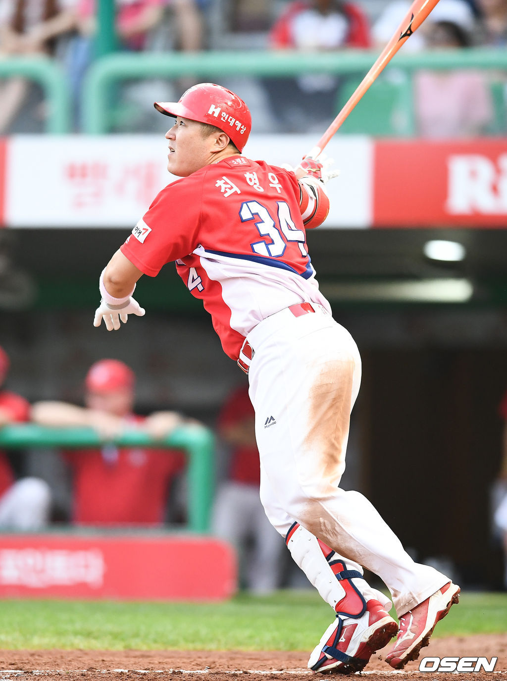 4일 인천SK행복드림구장(현 인천SSG랜더스필드)에서 열린 ‘2017 타이어뱅크 KBO 리그’ SK 와이번스(현 SSG 랜더스)와 KIA 타이거즈의 경기, 2회초 1사 1,2루 KIA 최형우가 3점 홈런을 날리고 있다. /soul1014@osen.co.kr