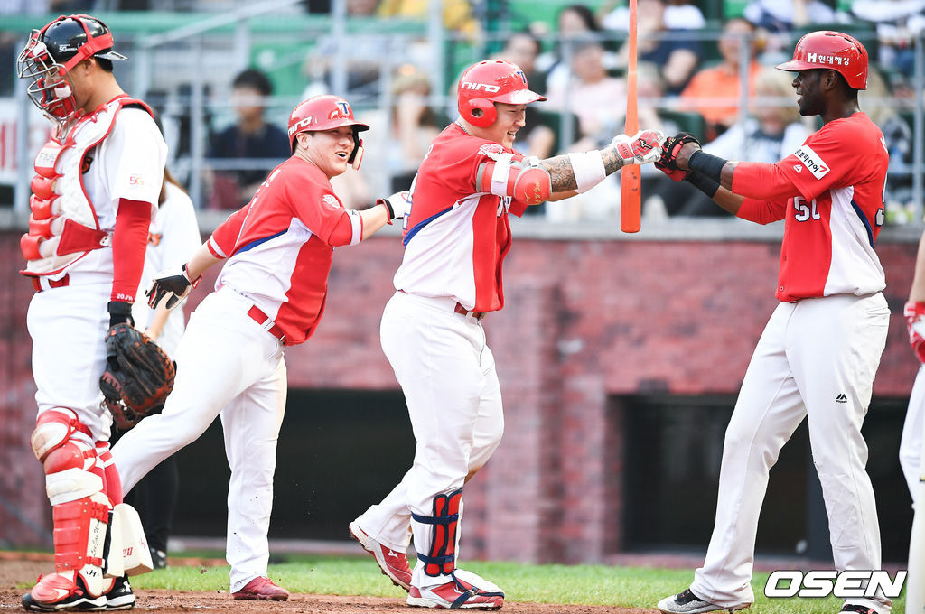 4일 인천SK행복드림구장(현 인천SSG랜더스필드)에서 열린 ‘2017 타이어뱅크 KBO 리그’ SK 와이번스(현 SSG 랜더스)와 KIA 타이거즈의 경기, 2회초 1사 1,2루 KIA 최형우가 3점 홈런을 날린뒤 동료들과 기뻐하고 있다. /soul1014@osen.co.kr