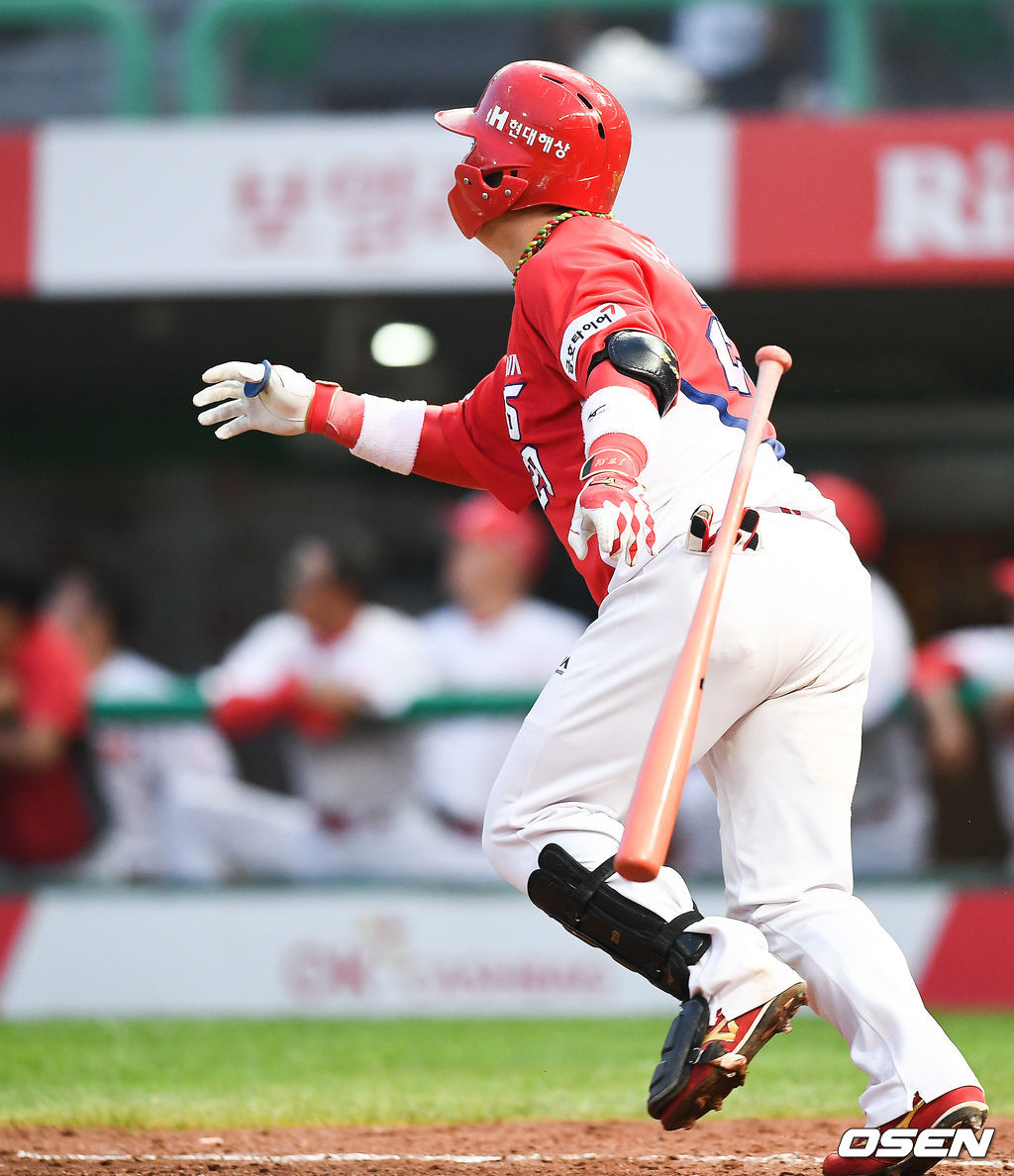 4일 인천SK행복드림구장(현 인천SSG랜더스필드)에서 열린 ‘2017 타이어뱅크 KBO 리그’ SK 와이번스(현 SSG 랜더스)와 KIA 타이거즈의 경기, 4회초 1사 1,2루 KIA 나지완이 1타점 적시타를 날리고 있다. KIA는 나지완의 적시타로 7게임 연속 두자릿수 득점에 성공했다. /soul1014@osen.co.kr