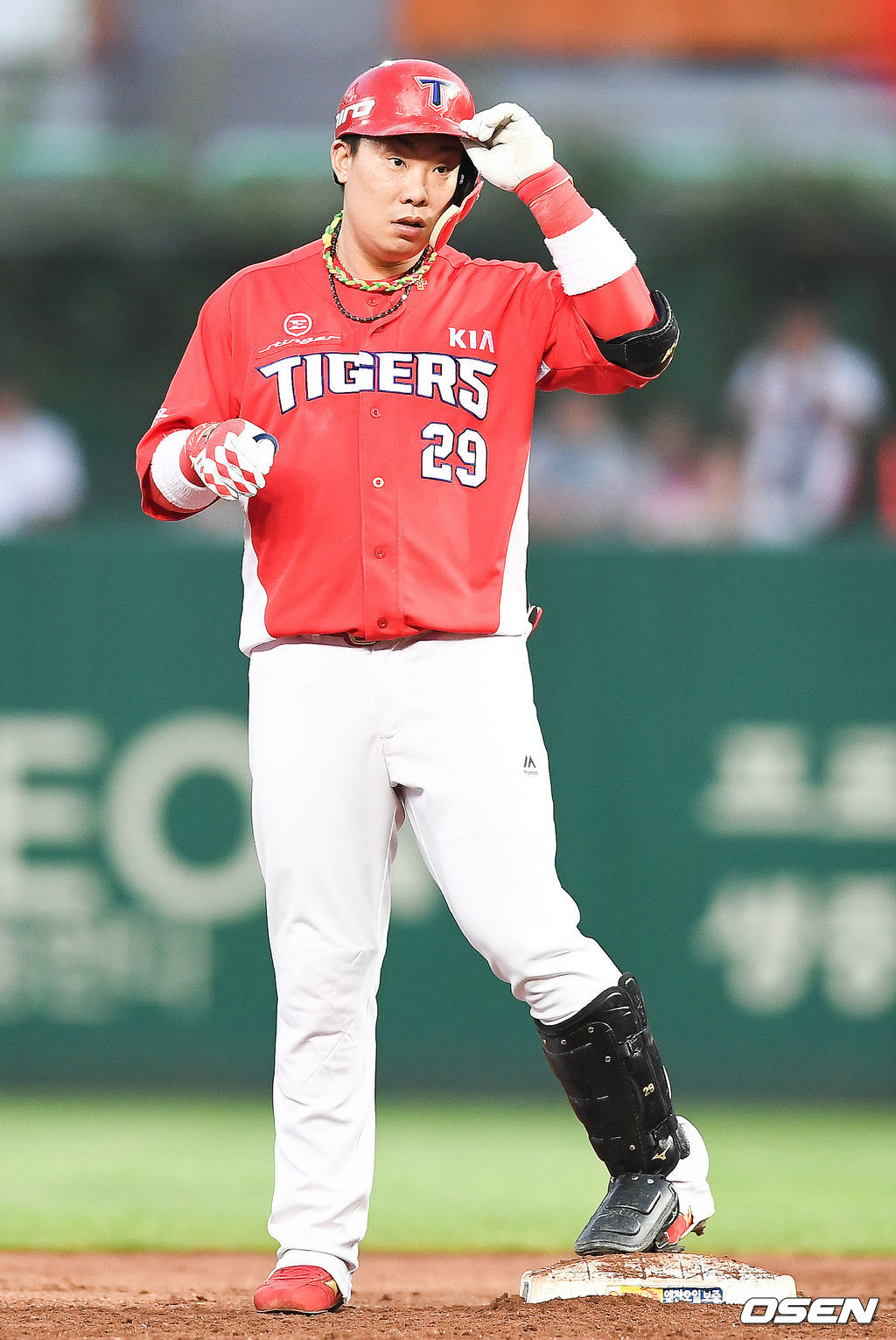 4일 인천SK행복드림구장(현 인천SSG랜더스필드)에서 열린 ‘2017 타이어뱅크 KBO 리그’ SK 와이번스(현 SSG 랜더스)와 KIA 타이거즈의 경기, 4회초 1사 1,2루 KIA 나지완이 1타점 적시타를 날리고 타임을 요청하고 있다. KIA는 나지완의 적시타로 7게임 연속 두자릿수 득점에 성공했다. /soul1014@osen.co.kr