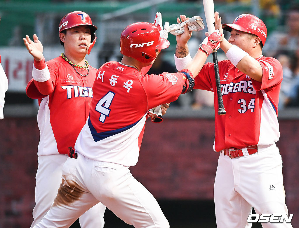4일 인천SK행복드림구장(현 인천SSG랜더스필드)에서 열린 ‘2017 타이어뱅크 KBO 리그’ SK 와이번스(현 SSG 랜더스)와 KIA 타이거즈의 경기, 4회초 2사 1,2루 KIA 서동욱이 3점홈런을 날린뒤 나지완, 최형우의 축하를 받고 있다. /soul1014@osen.co.kr