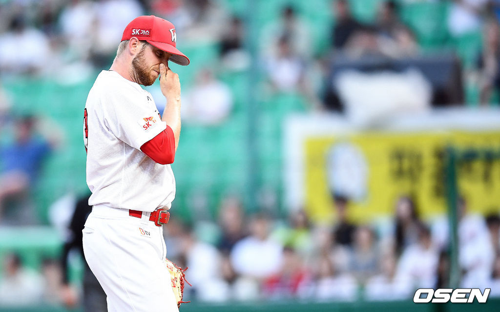 4일 인천SK행복드림구장(현 인천SSG랜더스필드)에서 열린 ‘2017 타이어뱅크 KBO 리그’ SK 와이번스(현 SSG 랜더스)와 KIA 타이거즈의 경기, 2회초 계속되는 실점에 SK 선발투수 켈리가 아쉬워하고 있다.  켈리는 이날 2이닝 9실점하며 패전위기에 놓였다. /soul1014@osen.co.kr