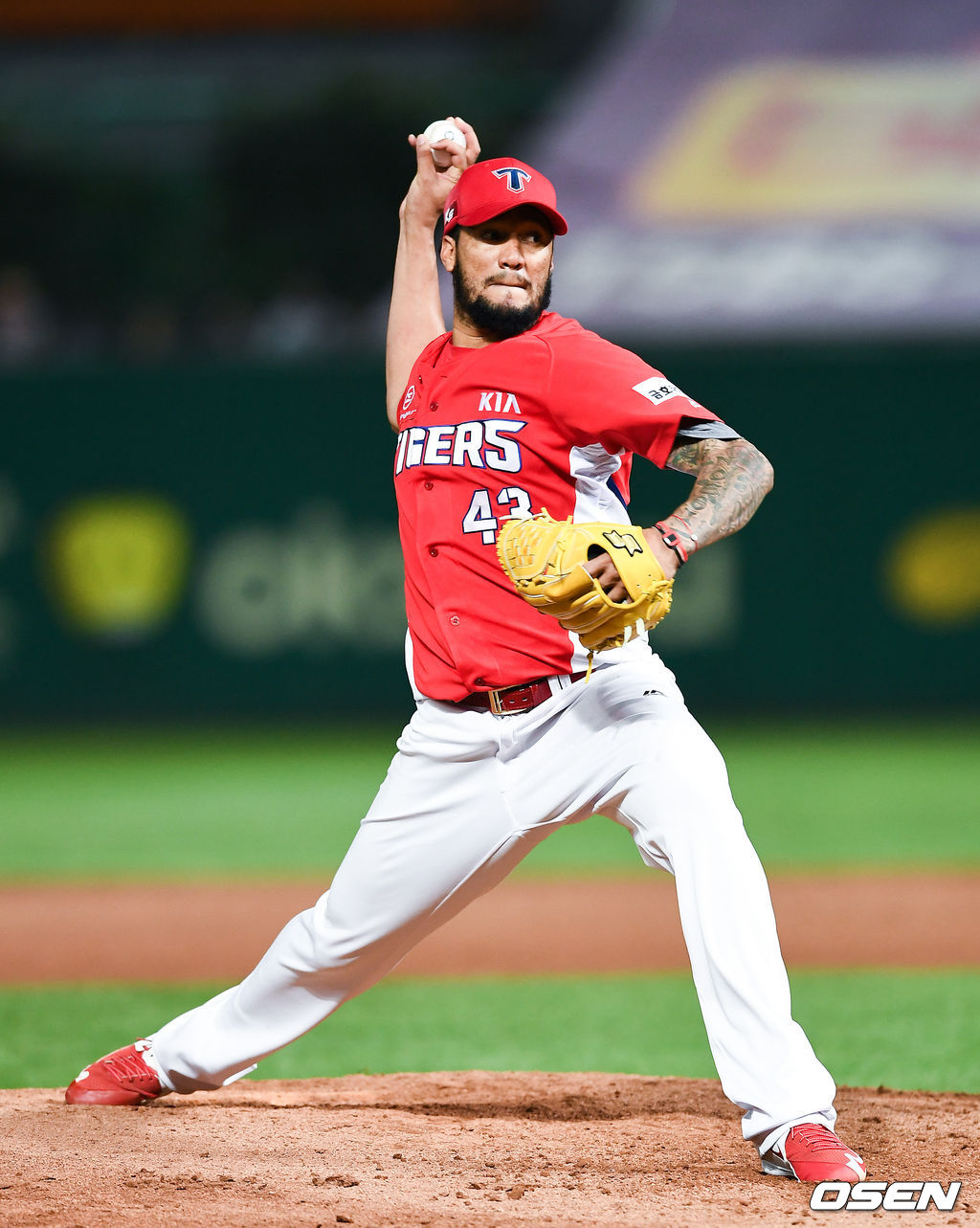 4일 인천SK행복드림구장(현 인천SSG랜더스필드)에서 열린 ‘2017 타이어뱅크 KBO 리그’ SK 와이번스(현 SSG 랜더스)와 KIA 타이거즈의 경기, 5회말 KIA 선발투수 헥터가 역투하고 있다. /soul1014@osen.co.kr