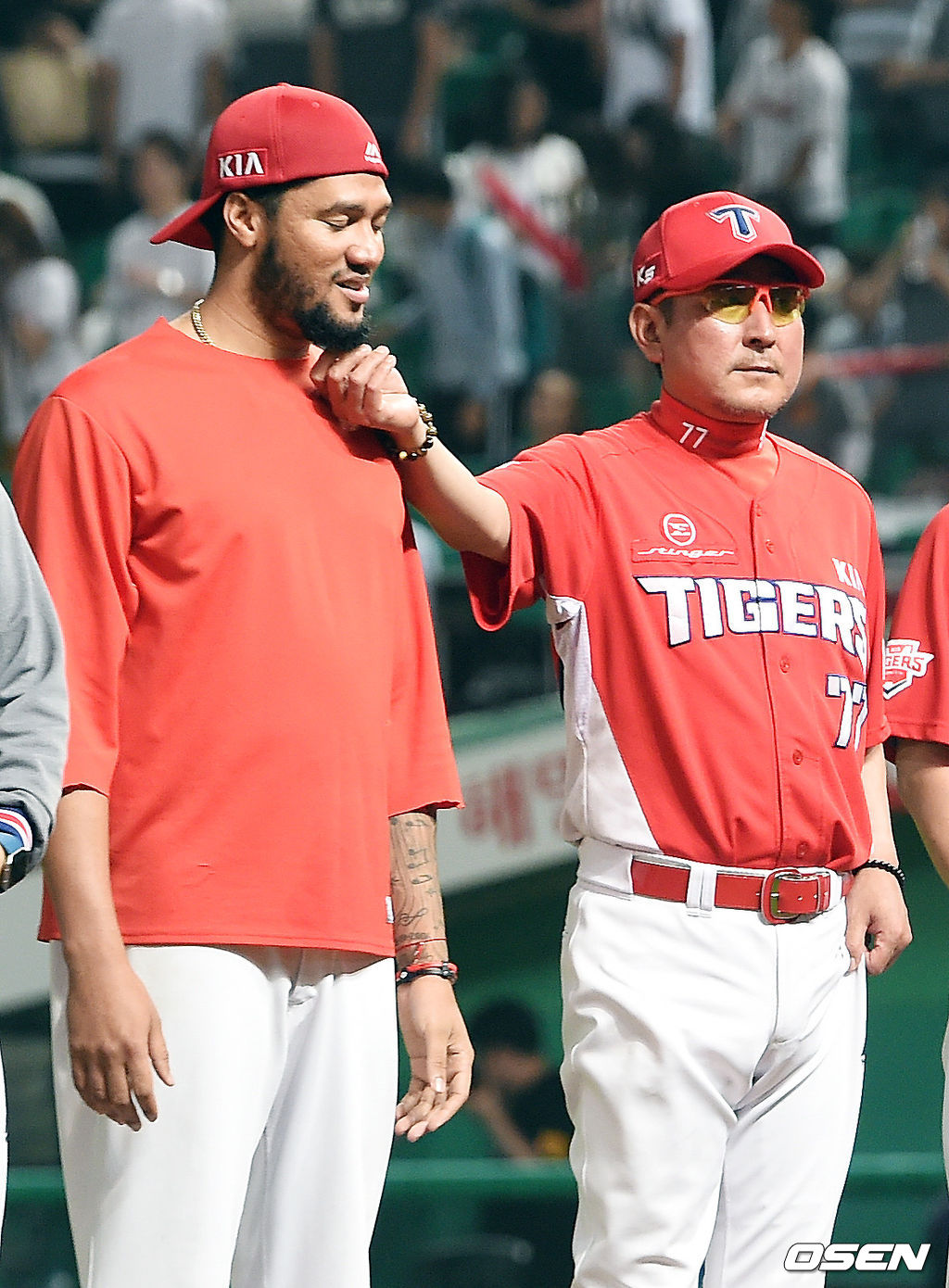 4일 인천SK행복드림구장(현 인천SSG랜더스필드)에서 열린 ‘2017 타이어뱅크 KBO 리그’ SK 와이번스(현 SSG 랜더스)와 KIA 타이거즈의 경기, 종료 후 KIA 김기태 감독이 헥터의 수염을 만지며 장난치고 있다. /soul1014@osen.co.kr