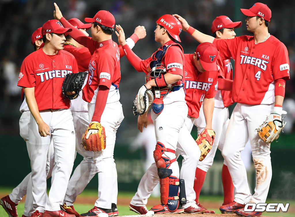 4일 인천SK행복드림구장(현 인천SSG랜더스필드)에서 열린 ‘2017 타이어뱅크 KBO 리그’ SK 와이번스(현 SSG 랜더스)와 KIA 타이거즈의 경기, 종료 후 KIA 선수들이 승리의 기쁨을 나누고 있다. /soul1014@osen.co.kr
