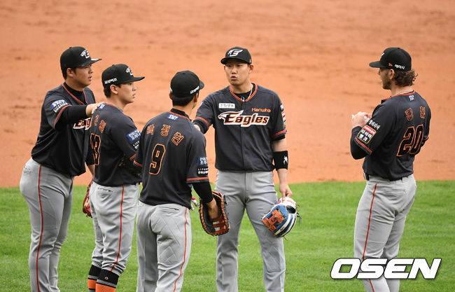 하주석(오른쪽에서 두 번째)을 비롯해 한화 내야수들과 킹험이 비디오 판독이 진행되는 동안 한데 모여 이야기를 나누고 있다.  /jpnews@osen.co.kr