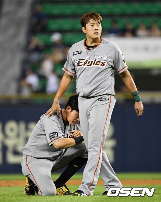 8회 공수교대에 한화 강경학과 오선진(오른쪽)이 숨을 고르고 있다. /jpnews@osen.co.kr