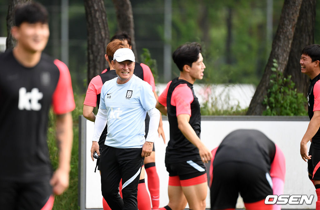 김학범 감독이 훈련을 지켜보며 즐거워하고 있다. 2021.07.02 /jpnews@osen.co.kr