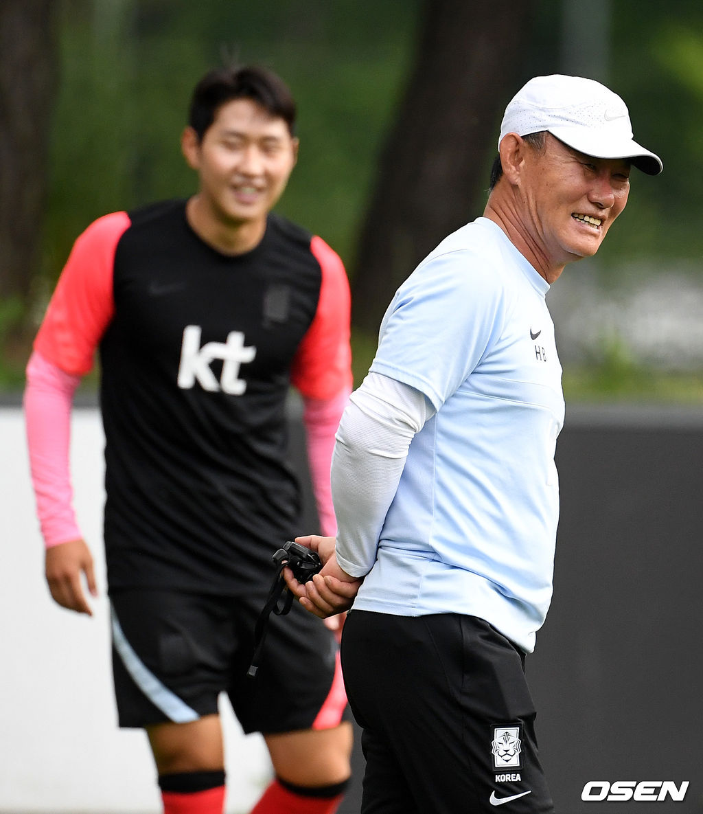 김학범 감독이 훈련을 지켜보며 미소짓고 있다. 2021.07.02 /jpnews@osen.co.kr