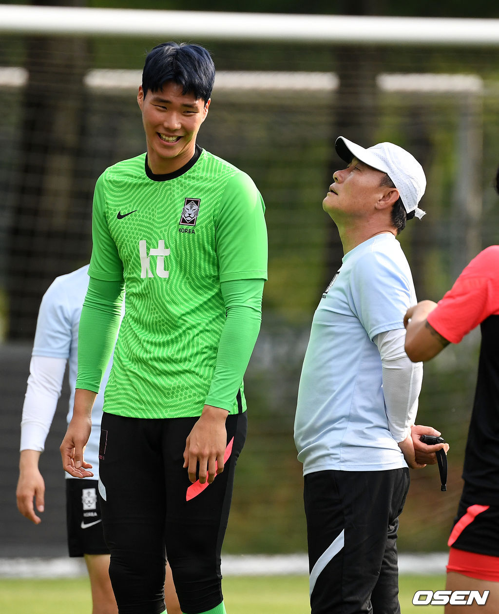 김학범 감독이 훈련을 지켜보며 송범근 골키퍼의 머리카락 색깔을 관심있게 쳐다보고 있다. 2021.07.02 /jpnews@osen.co.kr