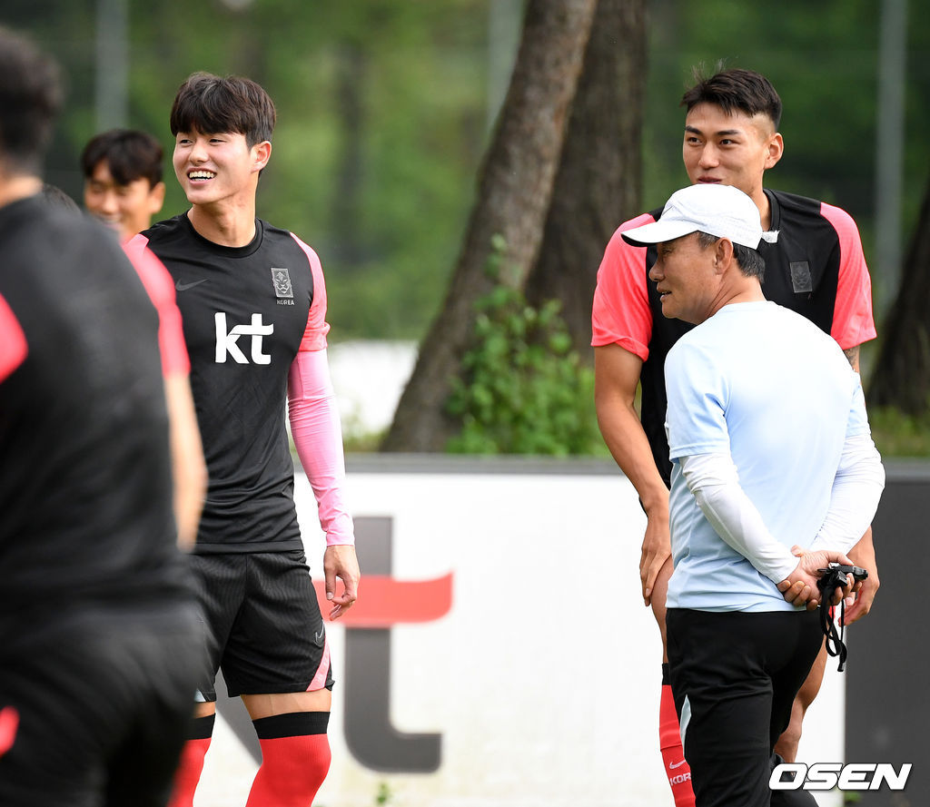 김학범 감독이 훈련을 앞두고 FIFA의 엔트리 확대에 따라 추가 발탁한 이상민과 이야기를 나누고 있다. 2021.07.02 /jpnews@osen.co.kr