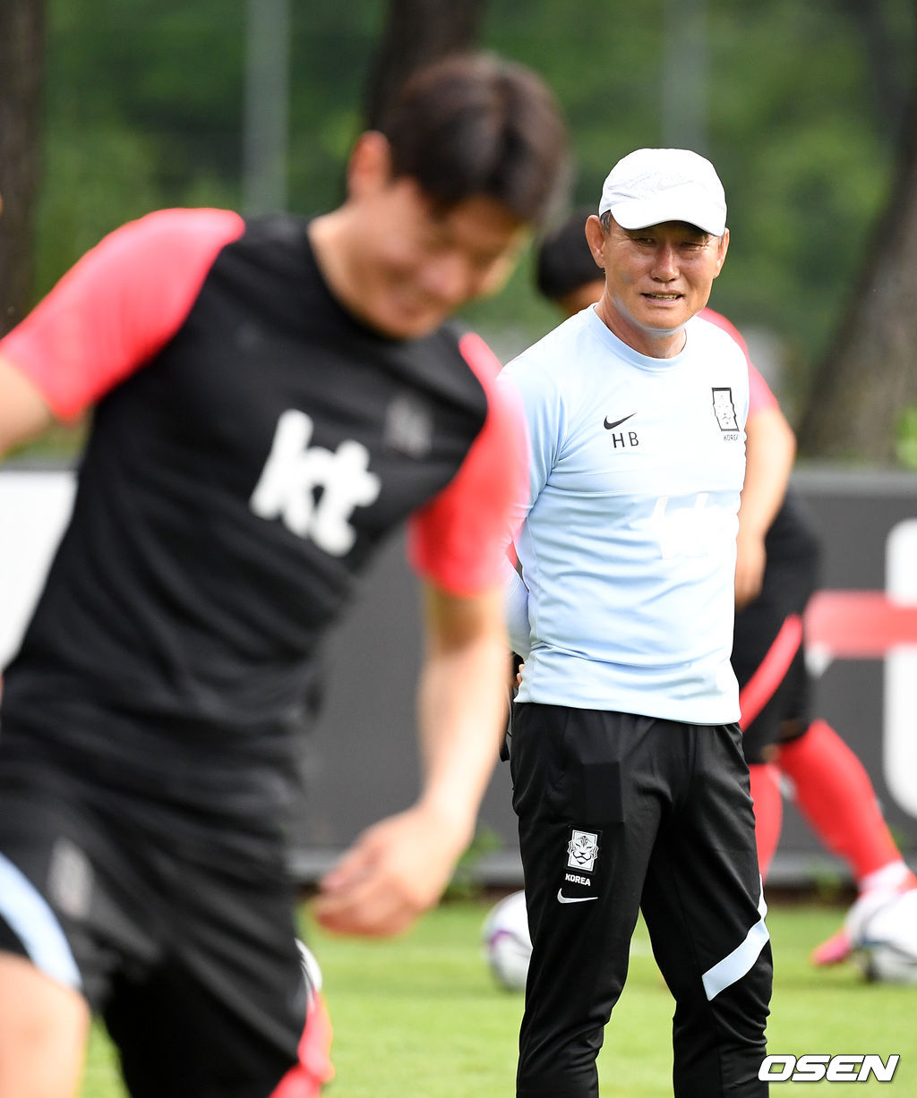 김학범 감독이 훈련을 지켜보며 황의조와 이야기를 나누고 있다. 2021.07.02 /jpnews@osen.co.kr