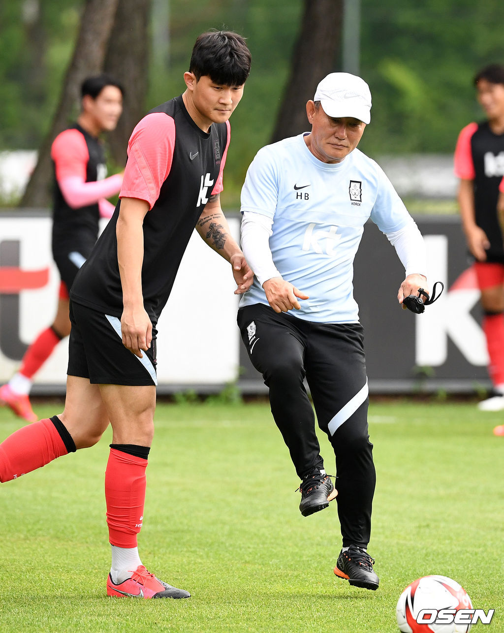 김학범 감독이 훈련을 지켜보며 김민재에 향하는 패스를 차단하고 있다. 2021.07.02 /jpnews@osen.co.kr