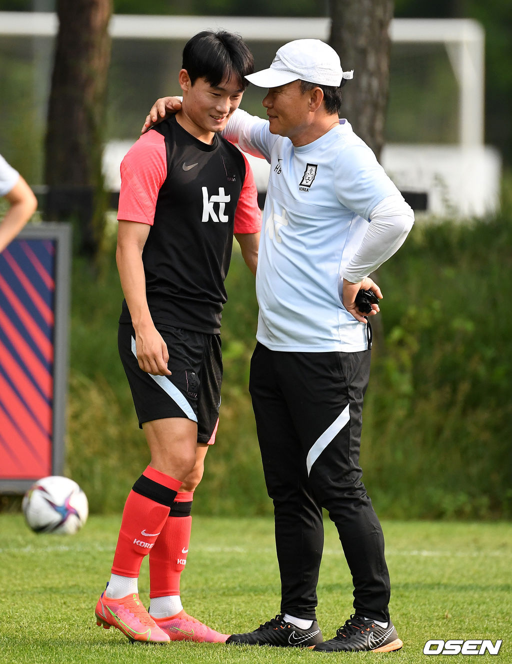 김학범 감독이 훈련을 앞두고 엄원상과 이야기를 나누고 있다. 2021.07.02 /jpnews@osen.co.kr