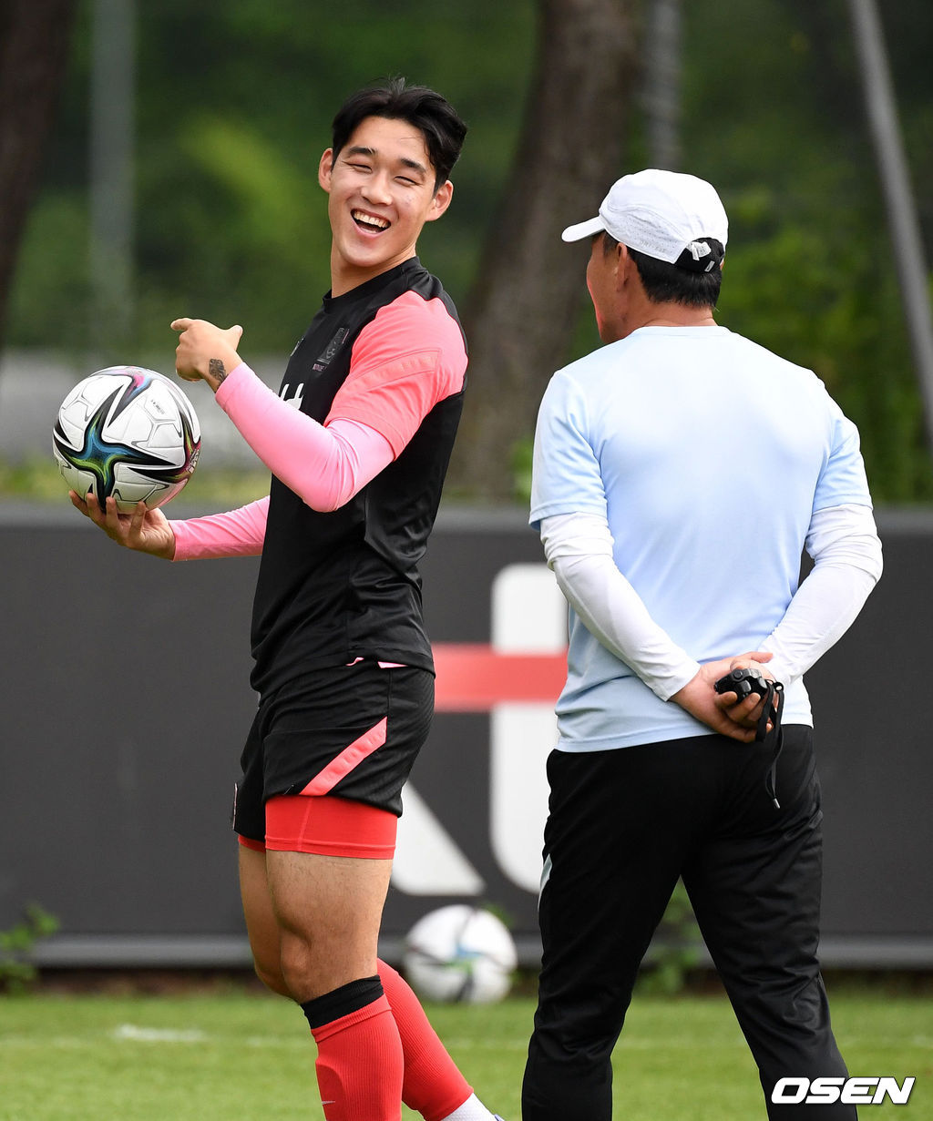 김학범 감독이 훈련을 지켜보며 FIFA의 엔트리 확대에 따라 추가 발탁한 안찬기와 이야기를 나누고 있다. 2021.07.02 /jpnews@osen.co.kr