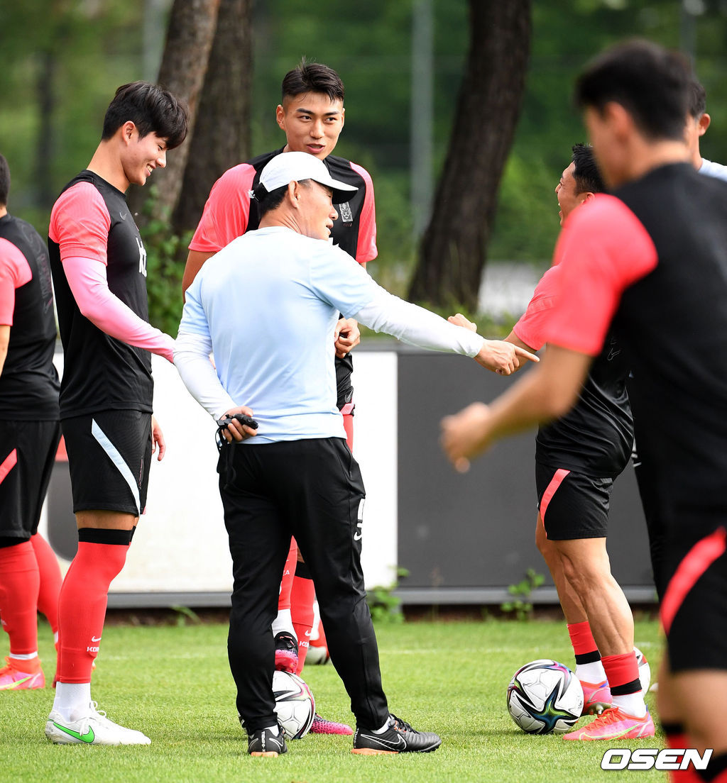 김학범 감독이 훈련을 지켜보며 송민규와 이야기를 나누고 있다. 2021.07.02 /jpnews@osen.co.kr