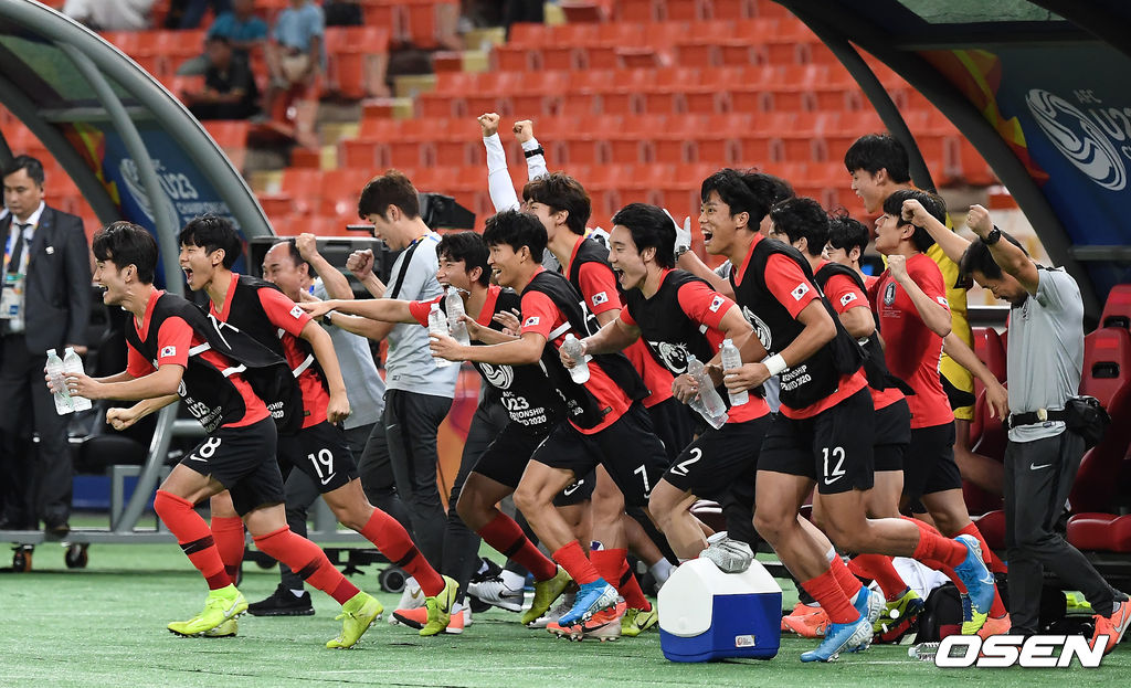 김학범 감독이 이끄는 한국 U-23 축구대표팀은 27일(한국시간) 오전 태국 방콕의 라자망갈라 국립경기장에서 끝난 아시아축구연맹(AFC) U-23 챔피언십 사우디아라비아와 결승전에서 정태욱의 극적인 골에 힘 입어 1-0으로 승리했다. 조별리그부터 파죽지세로 전승을 달리며 결승에 진출한 한국은 사우디를 상대로 고전했으나 결국 승리했다. 한국은 2020 도쿄 올림픽 진출과 함께 AFC U-23 챔피언십 첫 우승을 거머쥐며 두 마리 토끼를 잡았다. 우승을 거둔 김학범 감독과 선수들이 기뻐하고 있다. /youngrae@osen.co.kr