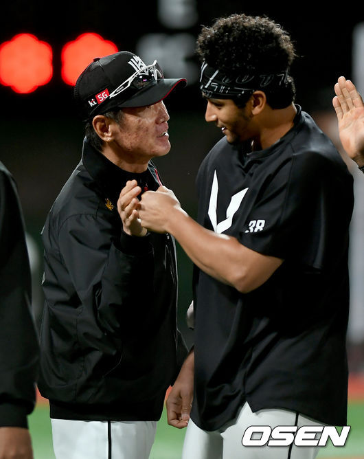 KT가 한화의 추격을 뿌리치며 4연승을 달렸다. KT는 19일 수원 케이티위즈파크에서 열린 2020 신한은행 SOL KBO리그 한화와 홈경기에서 선발 타자 전원 안타 속에 13-11승리르 거뒀다. 강백호가 시즌 5호 홈런 포함 3안타 3타점으로 공격을 이끌었다. 최근 4연승을 거둔 KT는 시즌 5승7패를 마크했다. 한화는 5승8패. 경기 종료 후 KT 이강철 감독과 쿠에바스가 하이파이브를 하고 있다./ksl0919@osen.co.kr