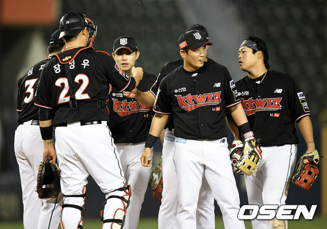 KT가 연승을 6까지 늘리며 선두를 굳건히 유지했다.KT 위즈는 1일 서울 잠실구장에서 열린 2021 신한은행 SOL KBO리그 LG 트윈스와의 시즌 7차전에서 6-1로 승리했다.승리가 확정된 순간 KT 선수들이 기쁨을 나누고 있다. 2021.07.01 /ksl0919@osen.co.kr