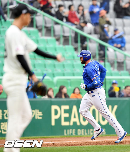 2018년 4월 삼성 러프가 SK 김광현에게 좌중월 투런 홈런을 날린 후 그라운드를 돌고 있다. / rumi@osen.co.kr