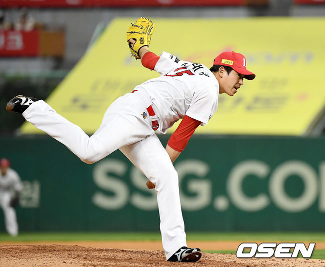 29일 오후 인천SSG 랜더스필드에서 ‘2021 신한은행 SOL KBO리그’ SSG 랜더스와 KT 위즈의 경기가 열렸다.8회초 SSG 이태양이 역투하고 있다./youngrae@osen.co.kr