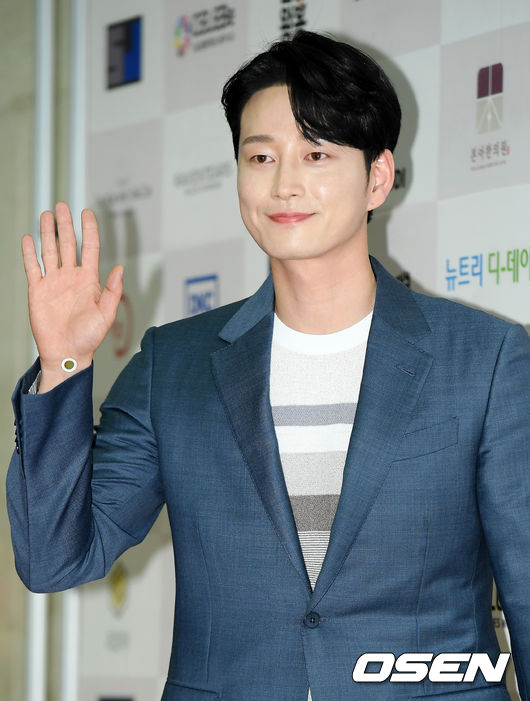 20일 오후 서울 강남구 서울 라마다 호텔에서 제9회 대한민국예술문화인대상 포토월 행사가 열렸다.배우 이현욱이 레드카펫을 밟으며 포즈를 취하고 있다. /cej@osen.co.kr