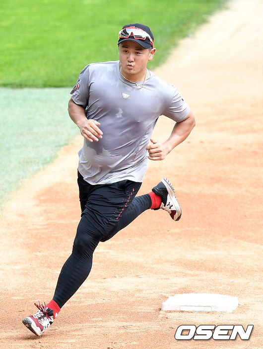 경기를 앞두고 진행된 훈련에서 SSG 최주환이 땀으로 흠뻑 젖은 채 주루 훈련을 펼치고 있다. 2021.07.02 / dreamer@osen.co.kr